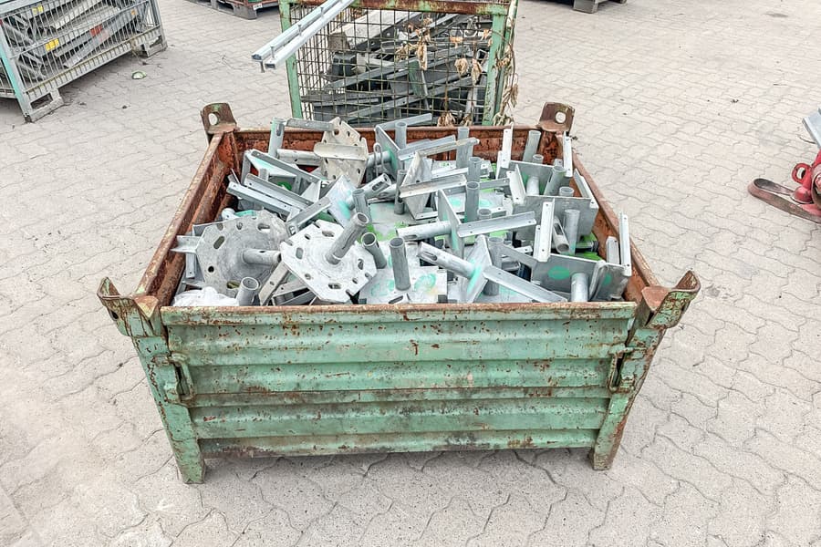 Transportbox mit Gabelköpfen